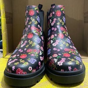 WOMENS BOOTS 7 1/2 Size